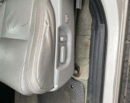 Белый Тойота Секвойя, объемом двигателя 5.7 л и пробегом 338 тыс. км за 21000 $, фото 4 на Automoto.ua