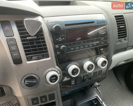 Белый Тойота Секвойя, объемом двигателя 5.7 л и пробегом 338 тыс. км за 21000 $, фото 5 на Automoto.ua