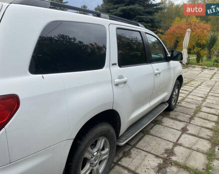 Белый Тойота Секвойя, объемом двигателя 5.7 л и пробегом 338 тыс. км за 21000 $, фото 1 на Automoto.ua