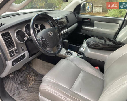 Белый Тойота Секвойя, объемом двигателя 5.7 л и пробегом 338 тыс. км за 21000 $, фото 7 на Automoto.ua