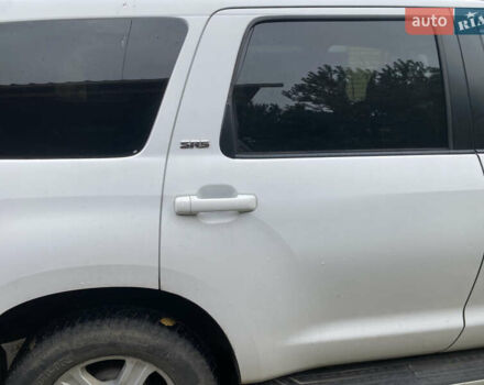 Белый Тойота Секвойя, объемом двигателя 5.7 л и пробегом 338 тыс. км за 21000 $, фото 2 на Automoto.ua