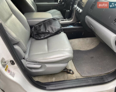 Белый Тойота Секвойя, объемом двигателя 5.7 л и пробегом 338 тыс. км за 21000 $, фото 3 на Automoto.ua