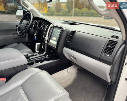 Белый Тойота Секвойя, объемом двигателя 5.7 л и пробегом 278 тыс. км за 20500 $, фото 6 на Automoto.ua