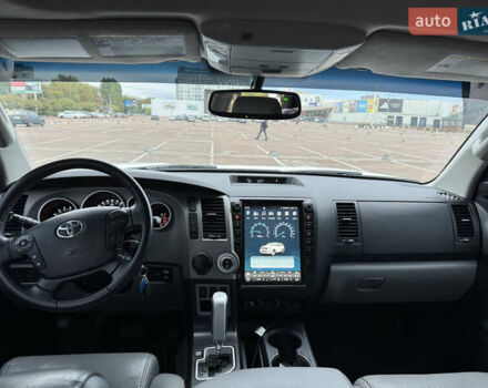 Белый Тойота Секвойя, объемом двигателя 5.7 л и пробегом 278 тыс. км за 20500 $, фото 9 на Automoto.ua