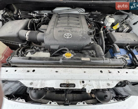 Белый Тойота Секвойя, объемом двигателя 5.7 л и пробегом 278 тыс. км за 20500 $, фото 11 на Automoto.ua