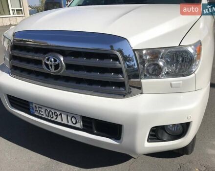Белый Тойота Секвойя, объемом двигателя 5.7 л и пробегом 190 тыс. км за 32000 $, фото 6 на Automoto.ua