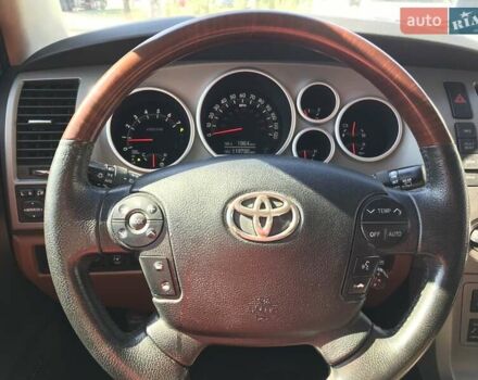 Белый Тойота Секвойя, объемом двигателя 5.7 л и пробегом 190 тыс. км за 32000 $, фото 10 на Automoto.ua