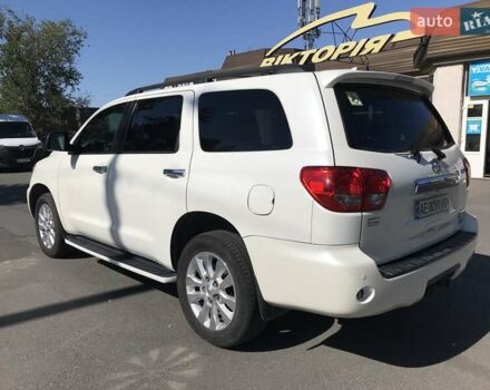 Белый Тойота Секвойя, объемом двигателя 5.7 л и пробегом 190 тыс. км за 32000 $, фото 3 на Automoto.ua