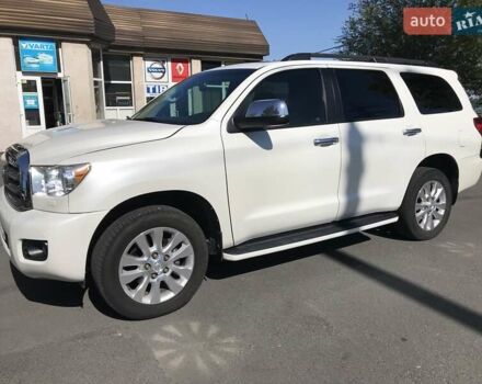 Белый Тойота Секвойя, объемом двигателя 5.7 л и пробегом 190 тыс. км за 32000 $, фото 2 на Automoto.ua