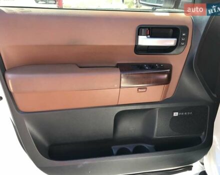 Белый Тойота Секвойя, объемом двигателя 5.7 л и пробегом 190 тыс. км за 32000 $, фото 15 на Automoto.ua