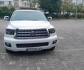 Белый Тойота Секвойя, объемом двигателя 5.6 л и пробегом 315 тыс. км за 25000 $, фото 5 на Automoto.ua