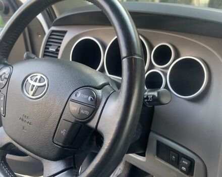 Белый Тойота Секвойя, объемом двигателя 5.6 л и пробегом 315 тыс. км за 25000 $, фото 3 на Automoto.ua