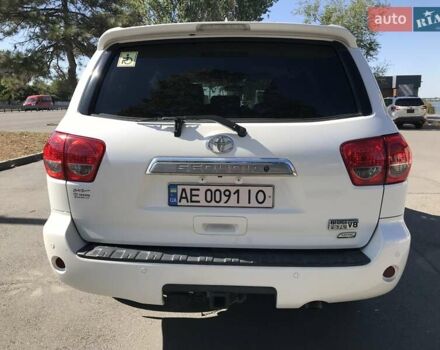 Белый Тойота Секвойя, объемом двигателя 5.7 л и пробегом 190 тыс. км за 32000 $, фото 5 на Automoto.ua