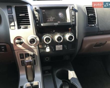 Белый Тойота Секвойя, объемом двигателя 5.7 л и пробегом 190 тыс. км за 32000 $, фото 9 на Automoto.ua