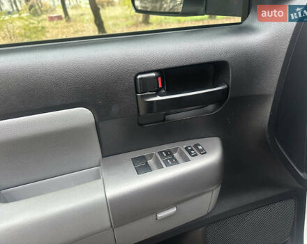 Белый Тойота Секвойя, объемом двигателя 5.7 л и пробегом 213 тыс. км за 25500 $, фото 14 на Automoto.ua