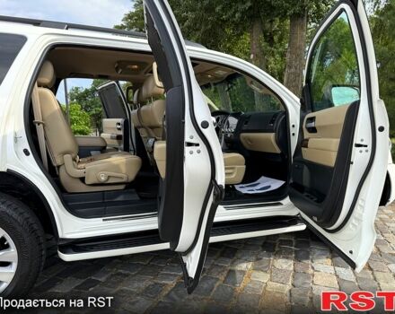 Белый Тойота Секвойя, объемом двигателя 5.7 л и пробегом 215 тыс. км за 23999 $, фото 6 на Automoto.ua
