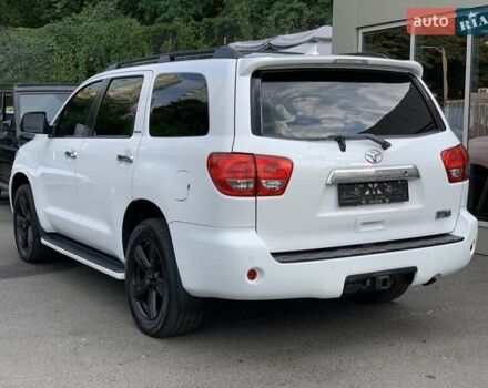 Белый Тойота Секвойя, объемом двигателя 5.7 л и пробегом 308 тыс. км за 34000 $, фото 1 на Automoto.ua