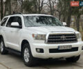 Белый Тойота Секвойя, объемом двигателя 5.7 л и пробегом 213 тыс. км за 25500 $, фото 1 на Automoto.ua