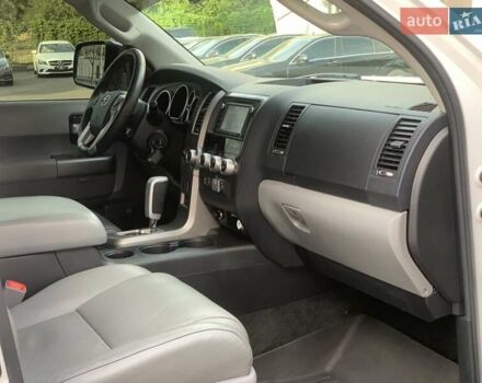 Белый Тойота Секвойя, объемом двигателя 5.7 л и пробегом 308 тыс. км за 34000 $, фото 10 на Automoto.ua