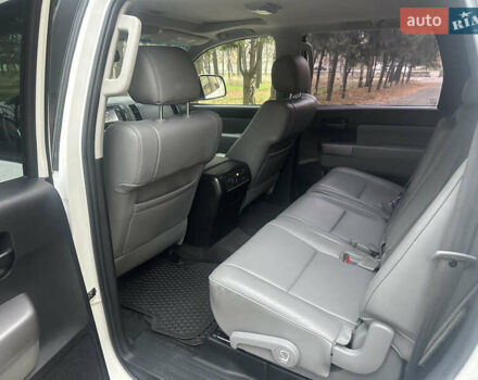 Белый Тойота Секвойя, объемом двигателя 5.7 л и пробегом 213 тыс. км за 25500 $, фото 18 на Automoto.ua