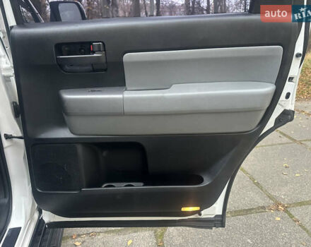 Белый Тойота Секвойя, объемом двигателя 5.7 л и пробегом 213 тыс. км за 25500 $, фото 22 на Automoto.ua