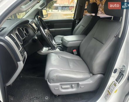 Белый Тойота Секвойя, объемом двигателя 5.7 л и пробегом 213 тыс. км за 25500 $, фото 16 на Automoto.ua