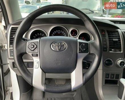 Белый Тойота Секвойя, объемом двигателя 5.7 л и пробегом 308 тыс. км за 34000 $, фото 2 на Automoto.ua