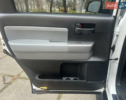 Белый Тойота Секвойя, объемом двигателя 5.7 л и пробегом 213 тыс. км за 25500 $, фото 17 на Automoto.ua