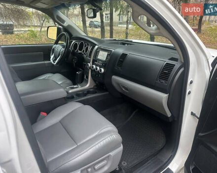 Белый Тойота Секвойя, объемом двигателя 5.7 л и пробегом 213 тыс. км за 25500 $, фото 26 на Automoto.ua