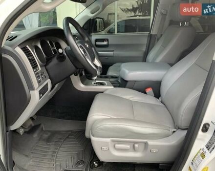 Белый Тойота Секвойя, объемом двигателя 5.7 л и пробегом 308 тыс. км за 34000 $, фото 5 на Automoto.ua
