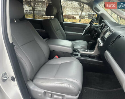 Белый Тойота Секвойя, объемом двигателя 5.7 л и пробегом 213 тыс. км за 25500 $, фото 27 на Automoto.ua