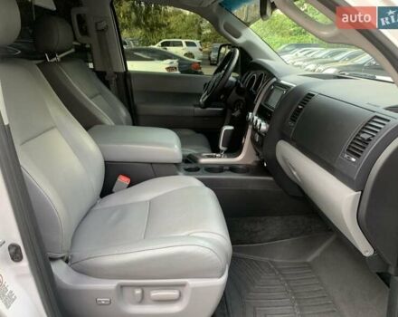 Белый Тойота Секвойя, объемом двигателя 5.7 л и пробегом 308 тыс. км за 34000 $, фото 11 на Automoto.ua