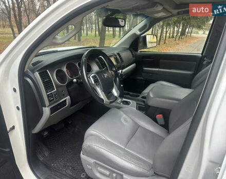 Белый Тойота Секвойя, объемом двигателя 5.7 л и пробегом 213 тыс. км за 25500 $, фото 15 на Automoto.ua