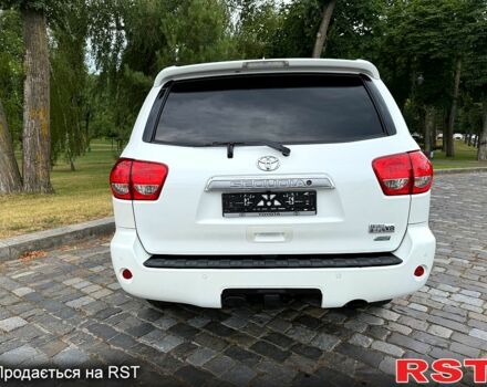 Белый Тойота Секвойя, объемом двигателя 5.7 л и пробегом 215 тыс. км за 23999 $, фото 4 на Automoto.ua