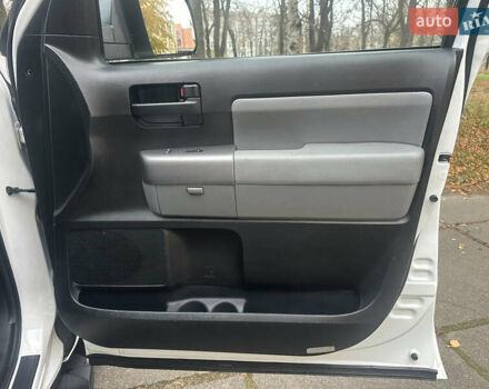 Белый Тойота Секвойя, объемом двигателя 5.7 л и пробегом 213 тыс. км за 25500 $, фото 25 на Automoto.ua