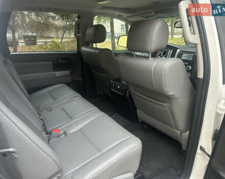 Белый Тойота Секвойя, объемом двигателя 5.7 л и пробегом 213 тыс. км за 25500 $, фото 23 на Automoto.ua
