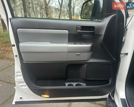 Белый Тойота Секвойя, объемом двигателя 5.7 л и пробегом 213 тыс. км за 25500 $, фото 13 на Automoto.ua