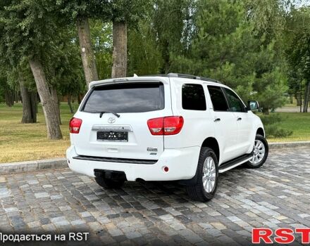 Белый Тойота Секвойя, объемом двигателя 5.7 л и пробегом 215 тыс. км за 23999 $, фото 3 на Automoto.ua