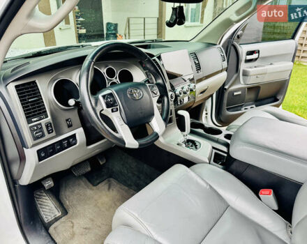 Белый Тойота Секвойя, объемом двигателя 5.7 л и пробегом 148 тыс. км за 37500 $, фото 11 на Automoto.ua