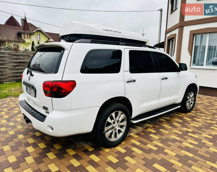 Белый Тойота Секвойя, объемом двигателя 5.7 л и пробегом 148 тыс. км за 37500 $, фото 4 на Automoto.ua