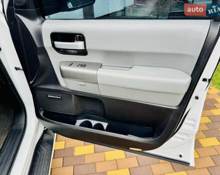 Белый Тойота Секвойя, объемом двигателя 5.7 л и пробегом 148 тыс. км за 37500 $, фото 16 на Automoto.ua