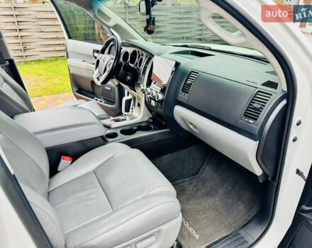 Белый Тойота Секвойя, объемом двигателя 5.7 л и пробегом 148 тыс. км за 37500 $, фото 17 на Automoto.ua