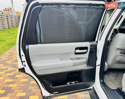 Белый Тойота Секвойя, объемом двигателя 5.7 л и пробегом 148 тыс. км за 37500 $, фото 12 на Automoto.ua