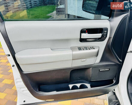 Белый Тойота Секвойя, объемом двигателя 5.7 л и пробегом 148 тыс. км за 37500 $, фото 10 на Automoto.ua