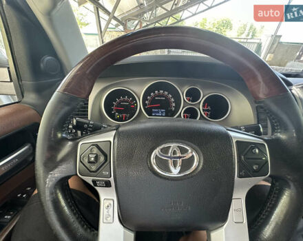 Белый Тойота Секвойя, объемом двигателя 5.66 л и пробегом 225 тыс. км за 33000 $, фото 12 на Automoto.ua