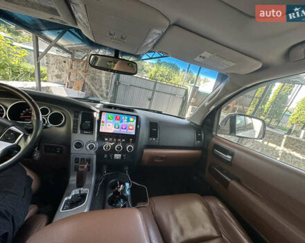 Белый Тойота Секвойя, объемом двигателя 5.66 л и пробегом 225 тыс. км за 33000 $, фото 10 на Automoto.ua