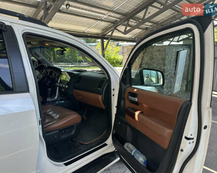 Белый Тойота Секвойя, объемом двигателя 5.66 л и пробегом 225 тыс. км за 33000 $, фото 5 на Automoto.ua