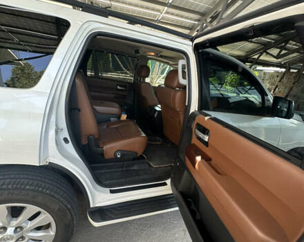 Белый Тойота Секвойя, объемом двигателя 5.66 л и пробегом 225 тыс. км за 33000 $, фото 4 на Automoto.ua