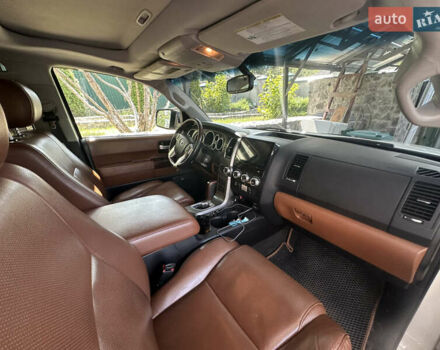 Белый Тойота Секвойя, объемом двигателя 5.66 л и пробегом 225 тыс. км за 33000 $, фото 6 на Automoto.ua