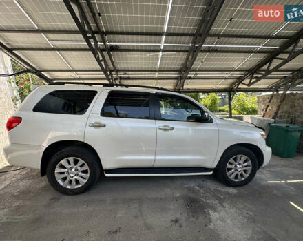 Белый Тойота Секвойя, объемом двигателя 5.66 л и пробегом 225 тыс. км за 33000 $, фото 1 на Automoto.ua